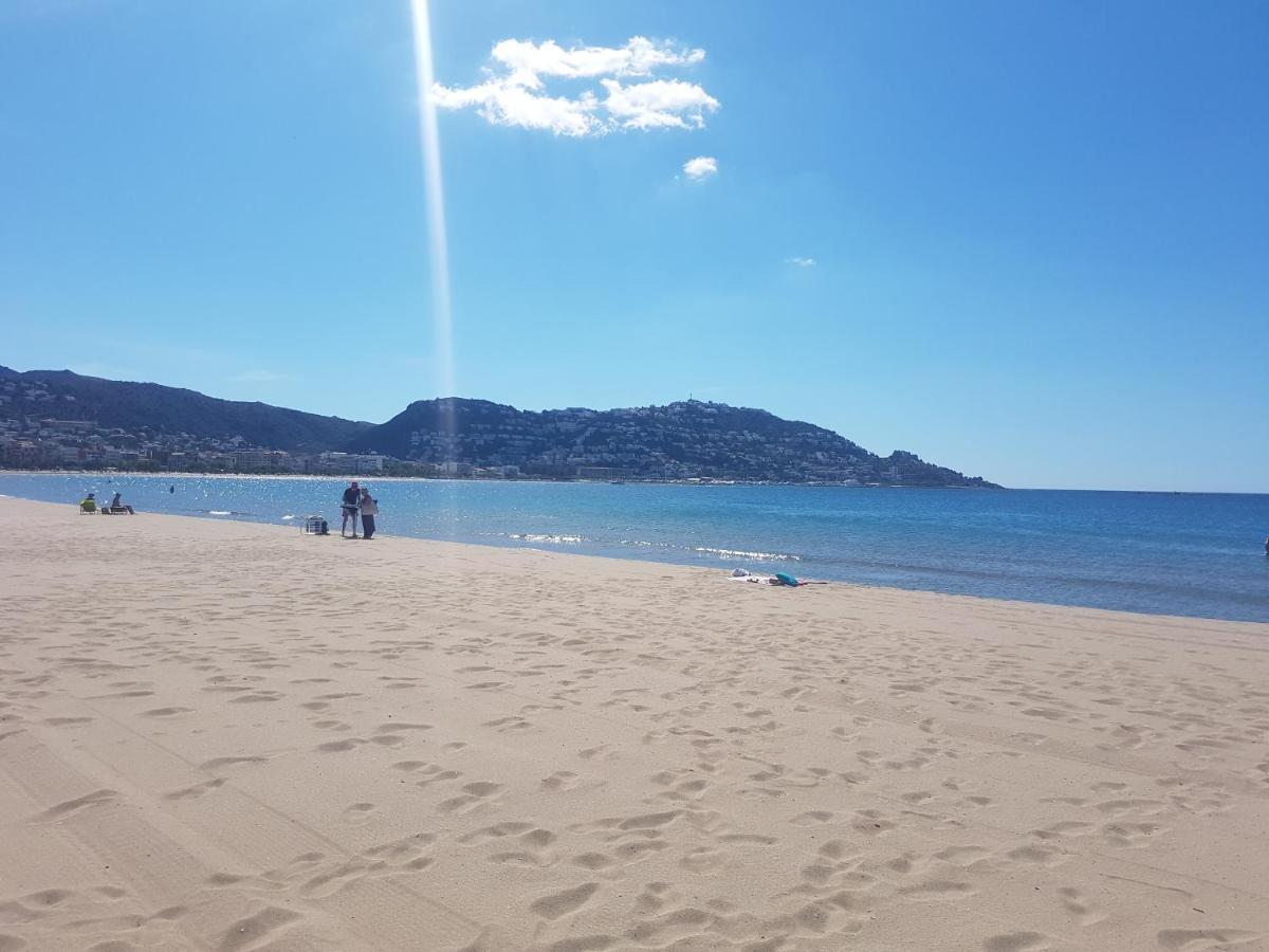 Beautiful Apartment 75M2 With View At The Beach, Pool, Parking Roses Exterior foto
